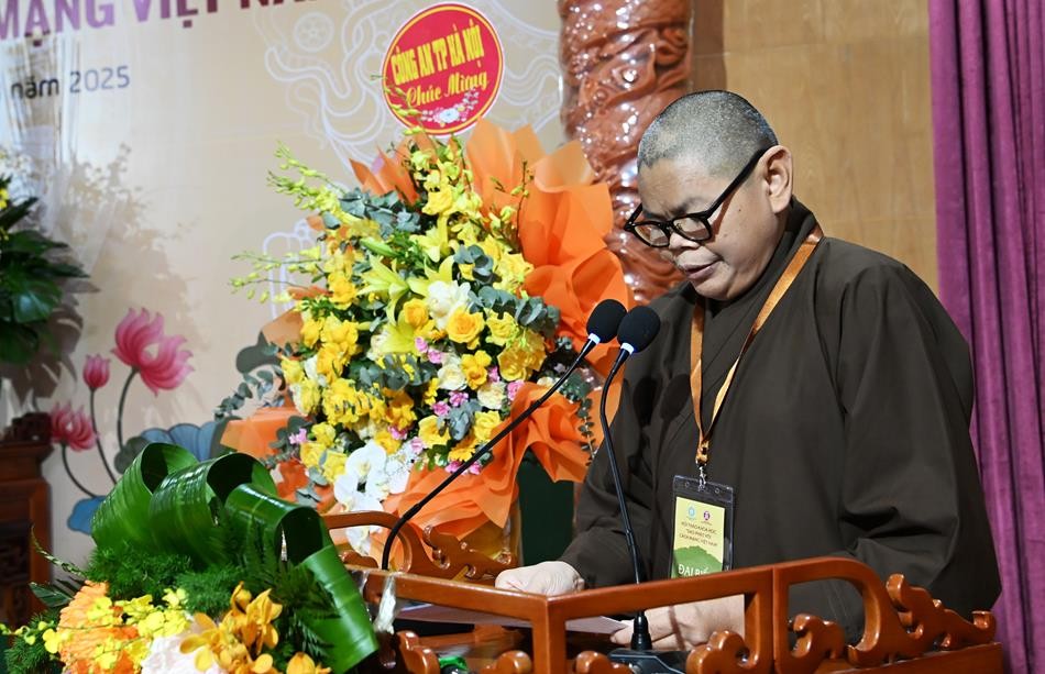 Thượng tọa Thích Thanh Anh trình bày tham luận về chùa Đồng Kỵ Thượng tọa Thích Thanh Anh trình bày tham luận về chùa Đồng Kỵ