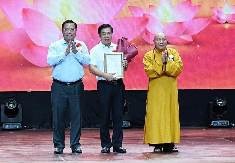 Hòa thượng Thích Gia Quang, cùng ông Nguyễn Hải Trung, Thứ trưởng Bộ Dân tộc và Tôn giáo trao giải cho tác giả Nguyễn Đình Minh, Chi hội Nhà văn Việt Nam tại Hải Phòng với tác phẩm “Những nhà sư liệt sĩ trong ngôi chùa gần ngàn năm tuổi” đoạt Giải nhất thể loại tác phẩm viết Hòa thượng Thích Gia Quang, cùng ông Nguyễn Hải Trung, Thứ trưởng Bộ Dân tộc và Tôn giáo trao giải cho tác giả Nguyễn Đình Minh, Chi hội Nhà văn Việt Nam tại Hải Phòng với tác phẩm “Những nhà sư liệt sĩ trong ngôi chùa gần ngàn năm tuổi” đoạt Giải nhất thể loại tác phẩm viết