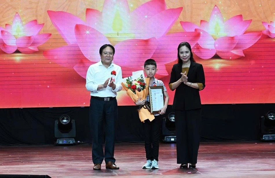 Trao giải nhất tranh vẽ Đạo và đời hòa hợp luôn ghi nhớ công ơn các thế hệ cha ông Trao giải nhất tranh vẽ Đạo và đời hòa hợp luôn ghi nhớ công ơn các thế hệ cha ông