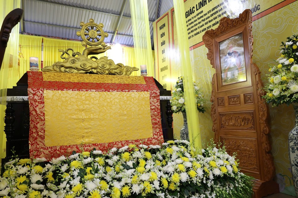 Kim quan Hòa thượng Thích Huệ Tâm tại Giác linh đường Kim quan Hòa thượng Thích Huệ Tâm tại Giác linh đường