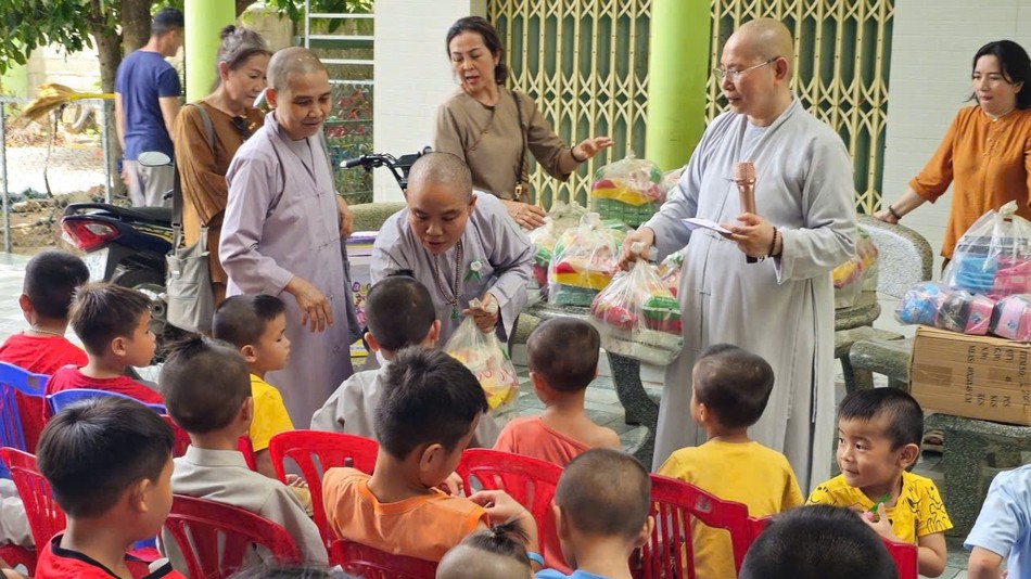 Chư Ni trong đoàn trao quà đến các cháu Chư Ni trong đoàn trao quà đến các cháu