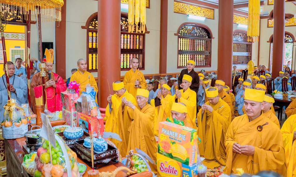 Môn đồ pháp quyến dâng hương trước Giác linh Hòa thượng Thích Huệ Thành Môn đồ pháp quyến dâng hương trước Giác linh Hòa thượng Thích Huệ Thành