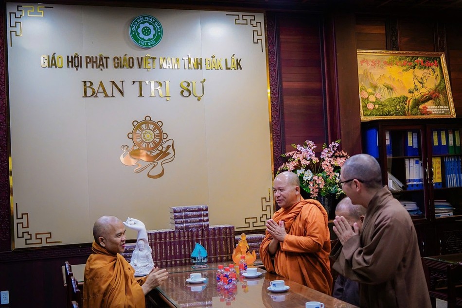 Thượng tọa Thích Giác Phổ tri ân đến đại diện Viện Nghiên cứu Phật học VN Thượng tọa Thích Giác Phổ tri ân đến đại diện Viện Nghiên cứu Phật học VN