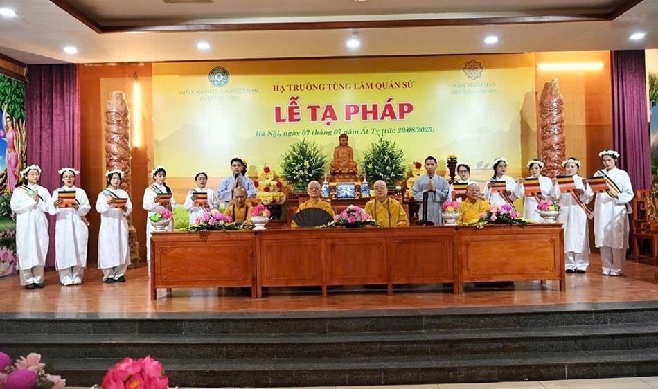 Phật tử dâng hoa lên chư tôn đức chứng minh Phật tử dâng hoa lên chư tôn đức chứng minh