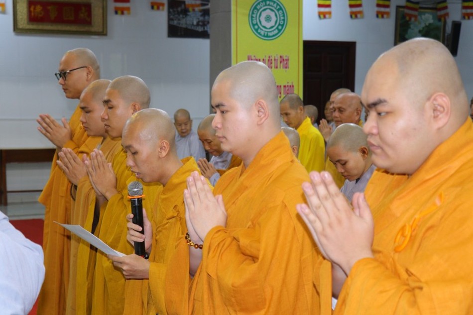 Đại diện hành giả dâng lời tác bạch tri ân lên chư tôn giáo phẩm Đại diện hành giả dâng lời tác bạch tri ân lên chư tôn giáo phẩm