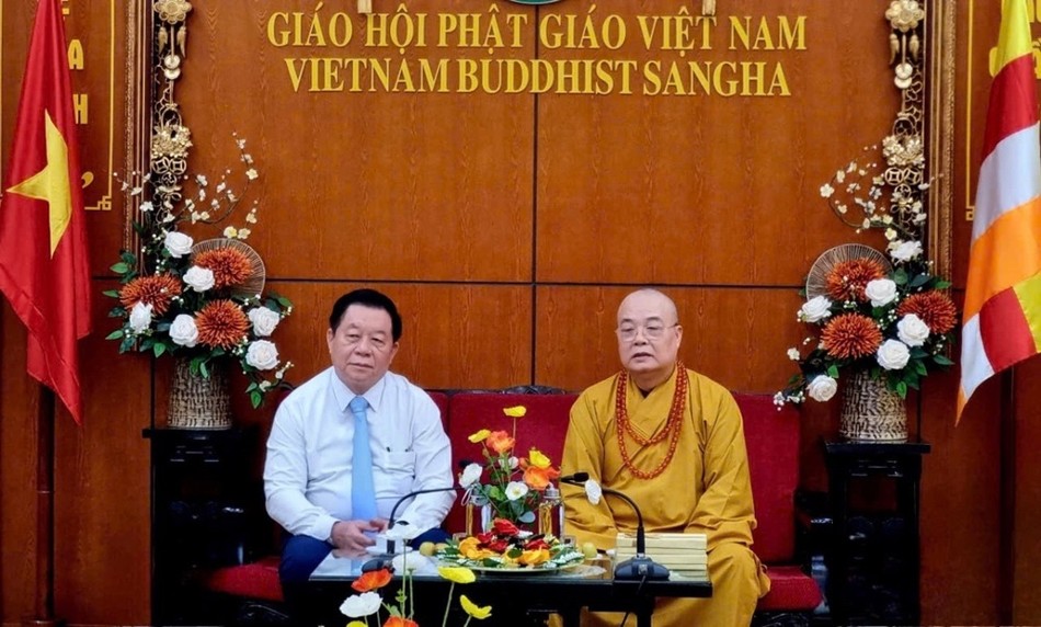 Trưởng lão Hòa thượng Thích Thanh Nhiễu cùng ông Nguyễn Trọng Nghĩa