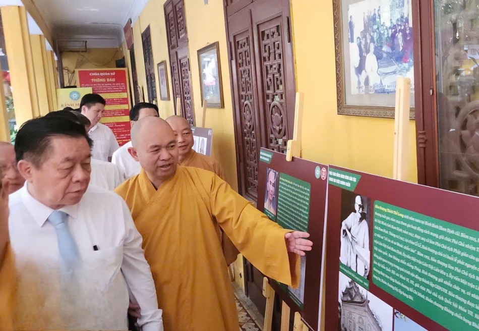 Thượng tọa Thích Đức Thiện giới thiệu hình ảnh Đạo Phật với cách mạng VN tại tại khu trưng bày triển lãm