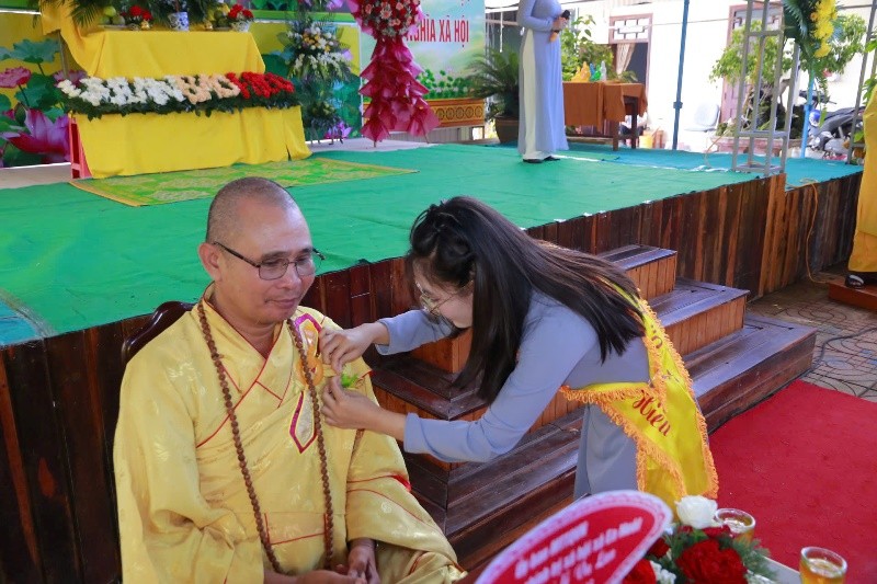 Cài hoa hồng Vu lan Cài hoa hồng Vu lan