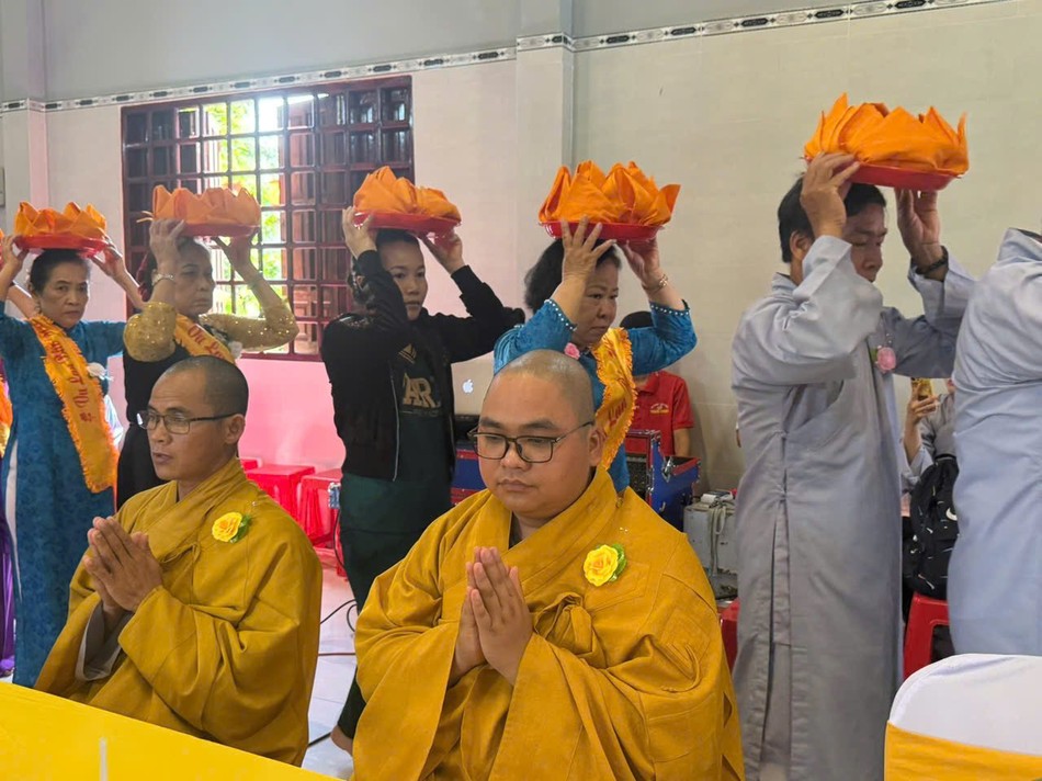 Phật tử nhiễu y cúng dường chư tôn đức Phật tử nhiễu y cúng dường chư tôn đức