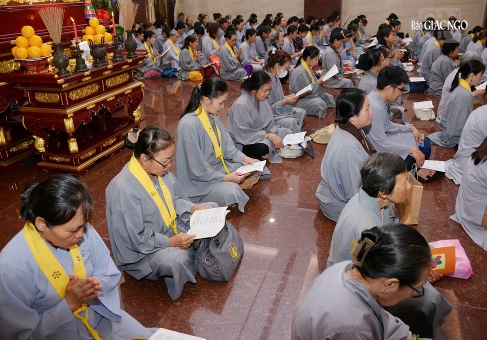 Pháp hội trì tụng kinh Vu lan - Báo hiếu sẽ duy trì cho đến rằm tháng 7-Ất Tỵ bắt đầu vào lúc 17 giờ 45 phút, Phật tử và người dân TP.HCM có thể sắp xếp tùy nghi trở về Việt Nam Quốc Tự tham gia trì tụng