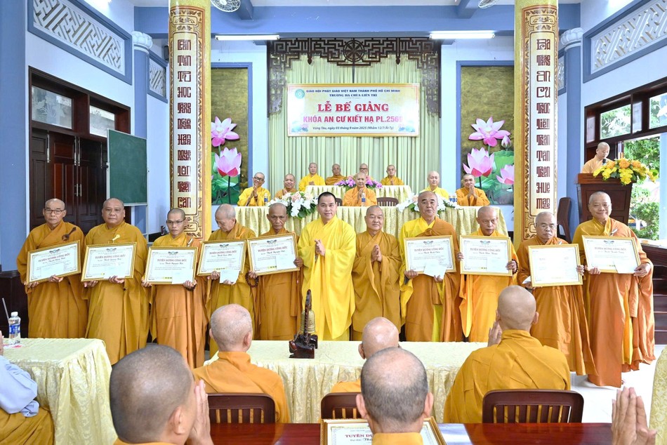 Thượng tọa Thích Thiện Thông trao Bằng tuyên dương công đức