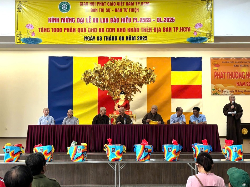 Buổi trao quà tại chùa Phổ Quang, P.Tân Sơn Hòa - Ảnh: CTV Buổi trao quà tại chùa Phổ Quang, P.Tân Sơn Hòa - Ảnh: CTV