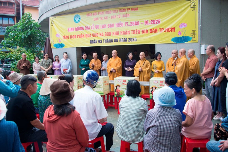 Buổi trao quà tại Việt Nam Quốc Tự - Ảnh: Bảo Toàn Buổi trao quà tại Việt Nam Quốc Tự - Ảnh: Bảo Toàn