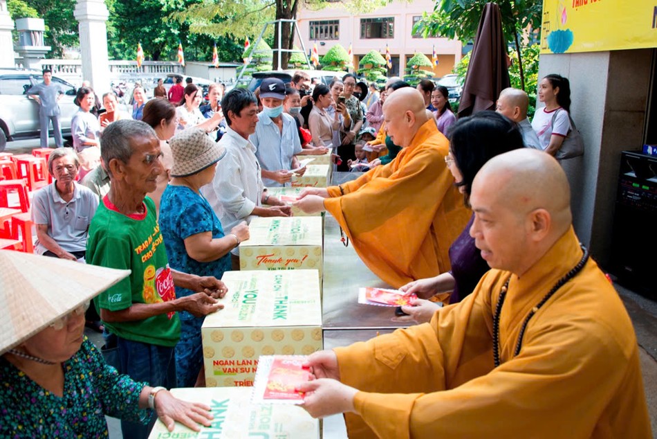 Chư tôn đức trao quà đến bà con trên địa bàn P.Hòa Hưng - Ảnh: Bảo Toàn Chư tôn đức trao quà đến bà con trên địa bàn P.Hòa Hưng - Ảnh: Bảo Toàn