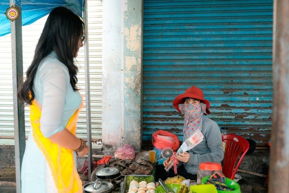 Phật tử trao hoa hồng Vu lan đến người dân