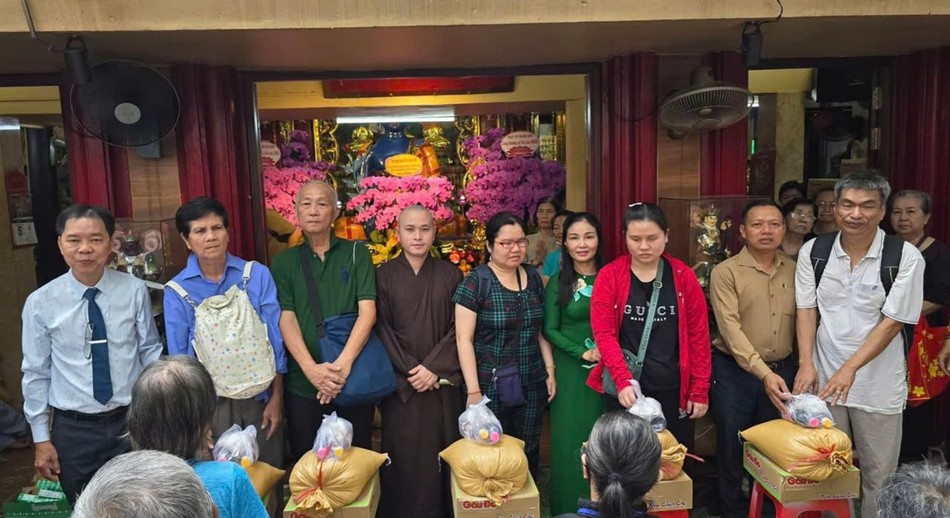 Chùa Văn Thánh trao quà đến những gia đình khó khăn Chùa Văn Thánh trao quà đến những gia đình khó khăn