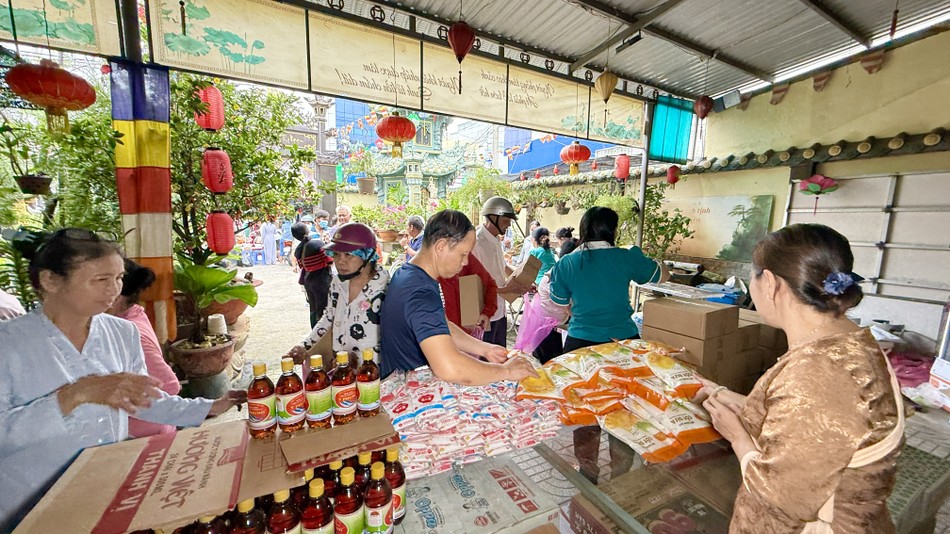 Chùa Minh Giác trao quà cho người nghèo Chùa Minh Giác trao quà cho người nghèo