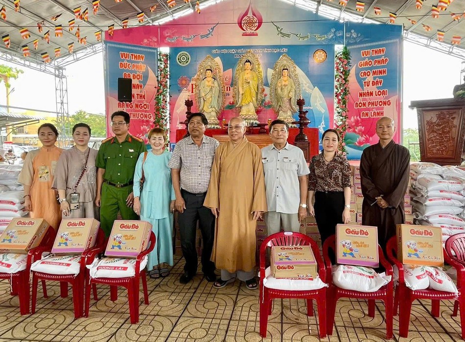 Ban Tổ chức trao 600 phần quà tại phiên chợ 0 đồng Ban Tổ chức trao 600 phần quà tại phiên chợ 0 đồng