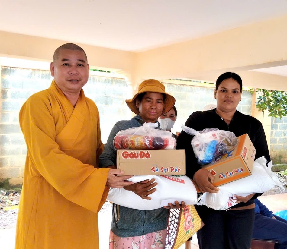 Trao quà đến các hộ nghèo Trao quà đến các hộ nghèo