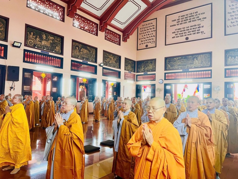 Chư Ni trường hạ Quang Minh tại Lễ Tự tứ, mãn hạ Chư Ni trường hạ Quang Minh tại Lễ Tự tứ, mãn hạ