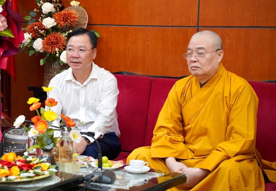 Trưởng lão Hòa thượng Thích Thanh Nhiễu tiếp ông Nguyễn Sỹ Trường tại chùa Quán Sứ