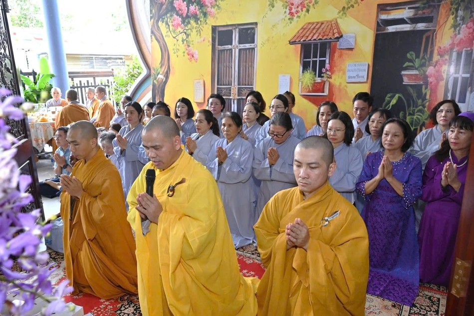 Thượng tọa Thích Thiện Thông khánh tuế đến chư tôn đức sau ba tháng An cư kiết hạ