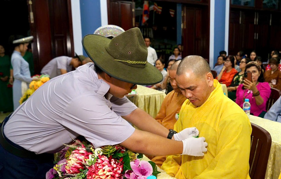 Phật tử cài hoa hồng Vu lan