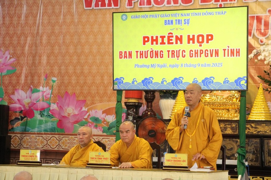 Thượng tọa Thích Quảng Lộc lấy ý kiến biểu quyết của chư tôn đức trong phiên họp