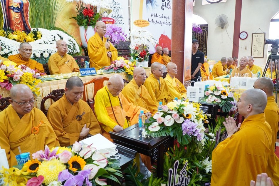 Thượng tọa Thích Quảng Lộc ban đạo từ tại buổi lễ Thượng tọa Thích Quảng Lộc ban đạo từ tại buổi lễ