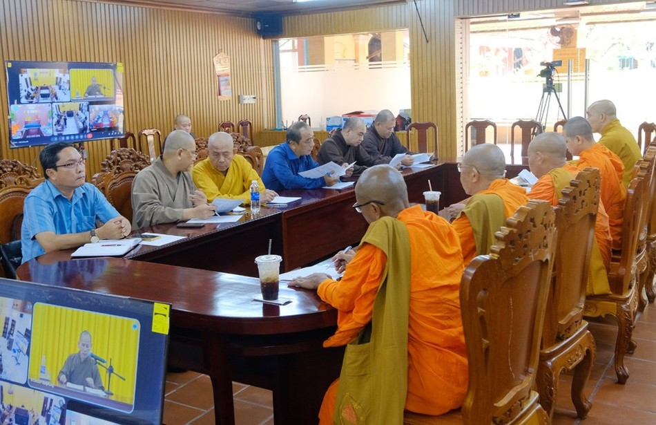 Chư tôn đức tham dự họp Chư tôn đức tham dự họp