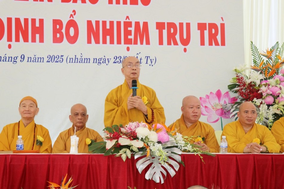 Hòa thượng Thích Nhựt Tấn sách tấn đến với Đại đức tân trụ trì Hòa thượng Thích Nhựt Tấn sách tấn đến với Đại đức tân trụ trì