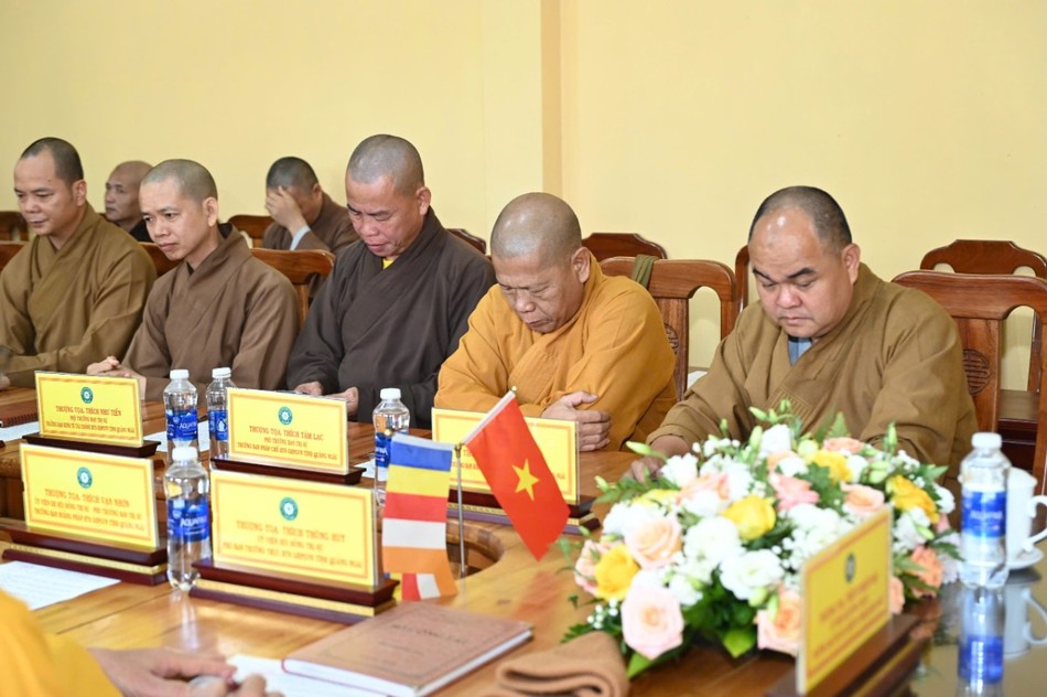 Chư tôn đức tham dự họp Chư tôn đức tham dự họp