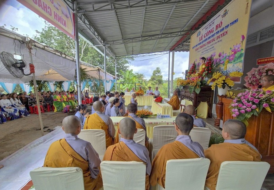 Quang cảnh buổi công bố điểm sinh hoạt tôn giáo tập trung Phước Duyên Quang cảnh buổi công bố điểm sinh hoạt tôn giáo tập trung Phước Duyên