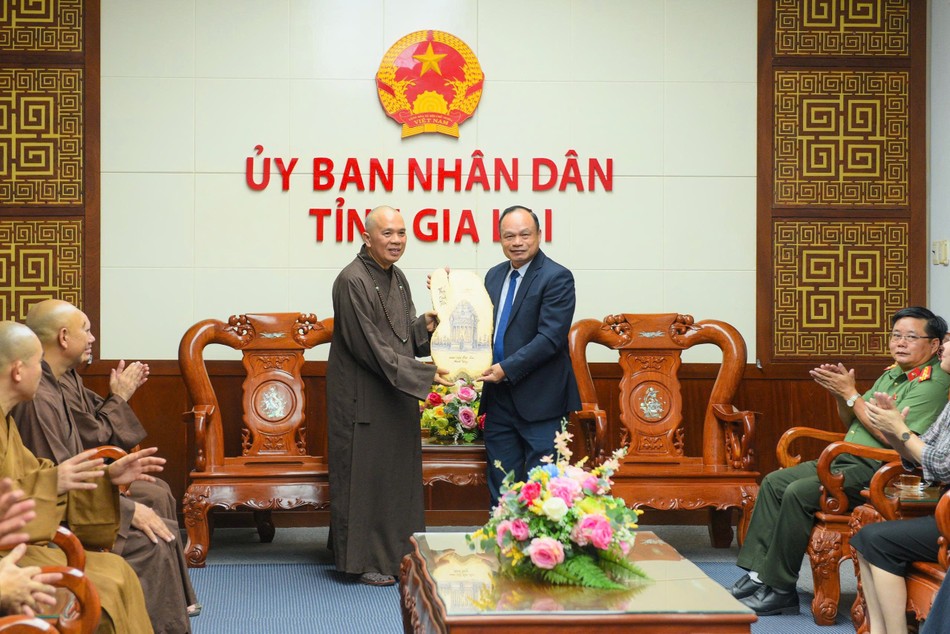 Thượng tọa Thích Tâm Mãn tặng quà lưu niệm tại Ủy ban Nhân dân tỉnh Gia Lai Thượng tọa Thích Tâm Mãn tặng quà lưu niệm tại Ủy ban Nhân dân tỉnh Gia Lai