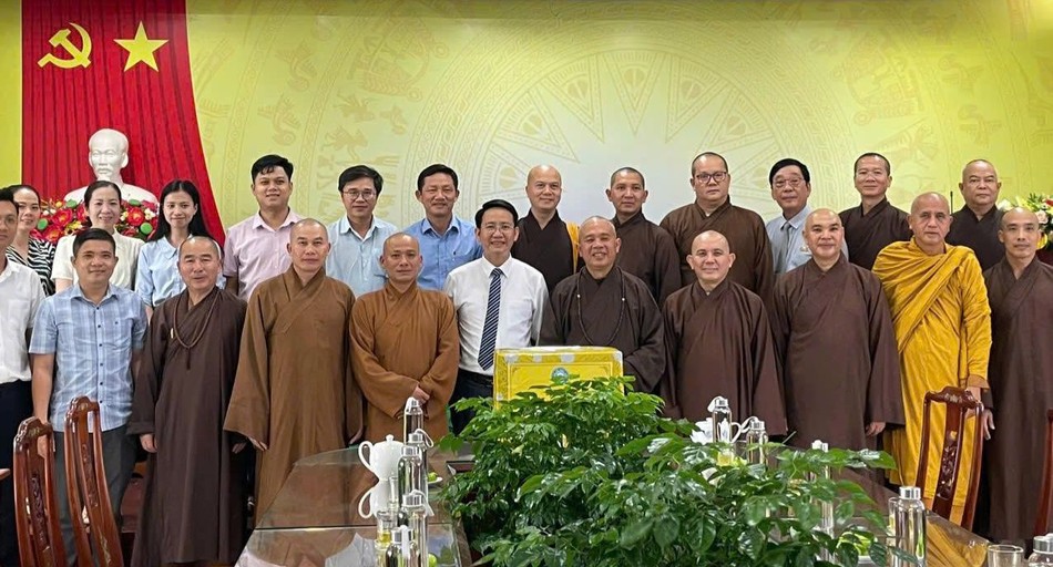 Phái đoàn chụp ảnh lưu niệm tại Sở Dân tộc và Tôn giáo tỉnh Gia Lai Phái đoàn chụp ảnh lưu niệm tại Sở Dân tộc và Tôn giáo tỉnh Gia Lai