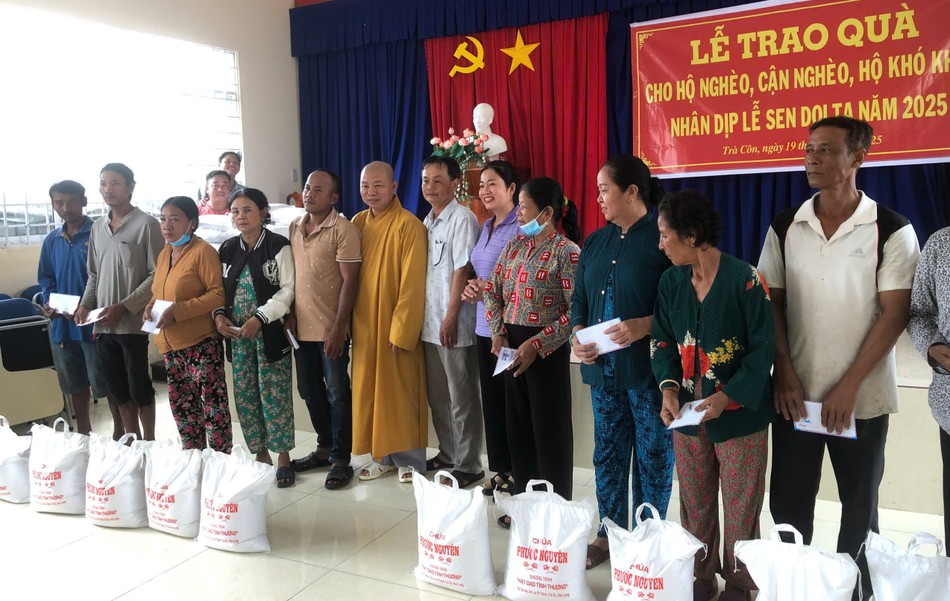 Thượng tọa Thích Mật Tịnh trao quà cho người dân địa phương