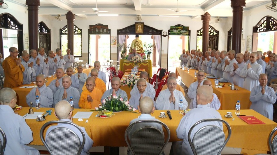 Ni sư Thích nữ Chánh Định, tân Trưởng Phân ban Ni giới tỉnh dâng lời phát nguyện nhận nhiệm vụ