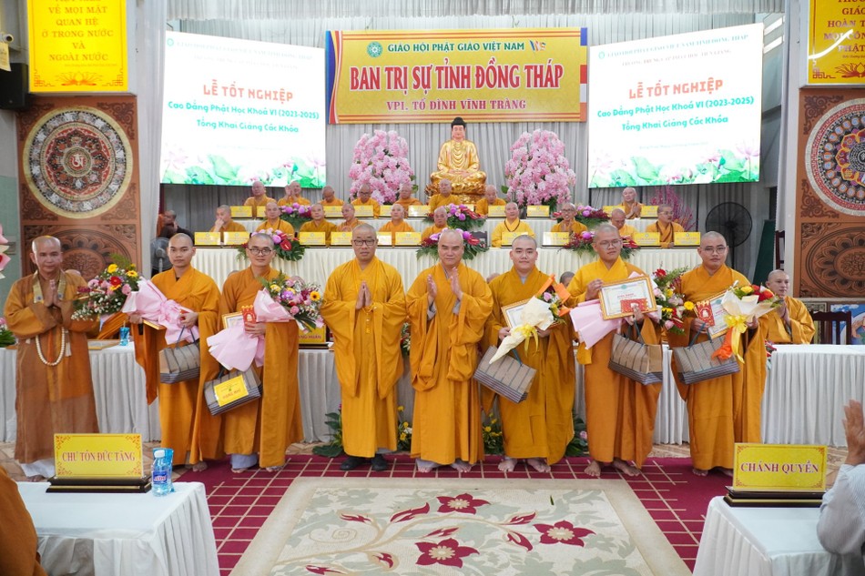 Ban Trị sự GHPGVN tỉnh và Ban Giám hiệu tặng Giấy khen và phần thưởng đến Tăng sinh Trung cấp Phật học có thành tích xuất sắc