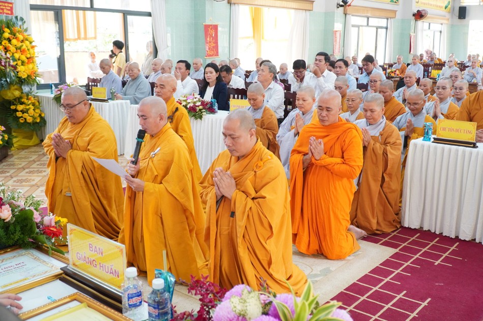 Đại diện các Tăng Ni sinh phát biểu cảm tưởng