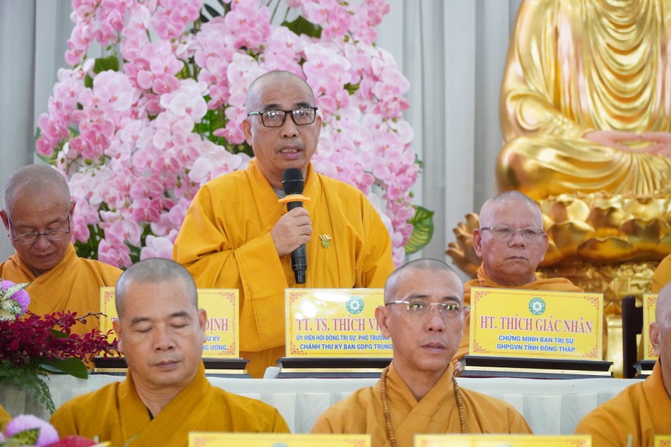 Thượng tọa Thích Viên Trí ban đạo từ