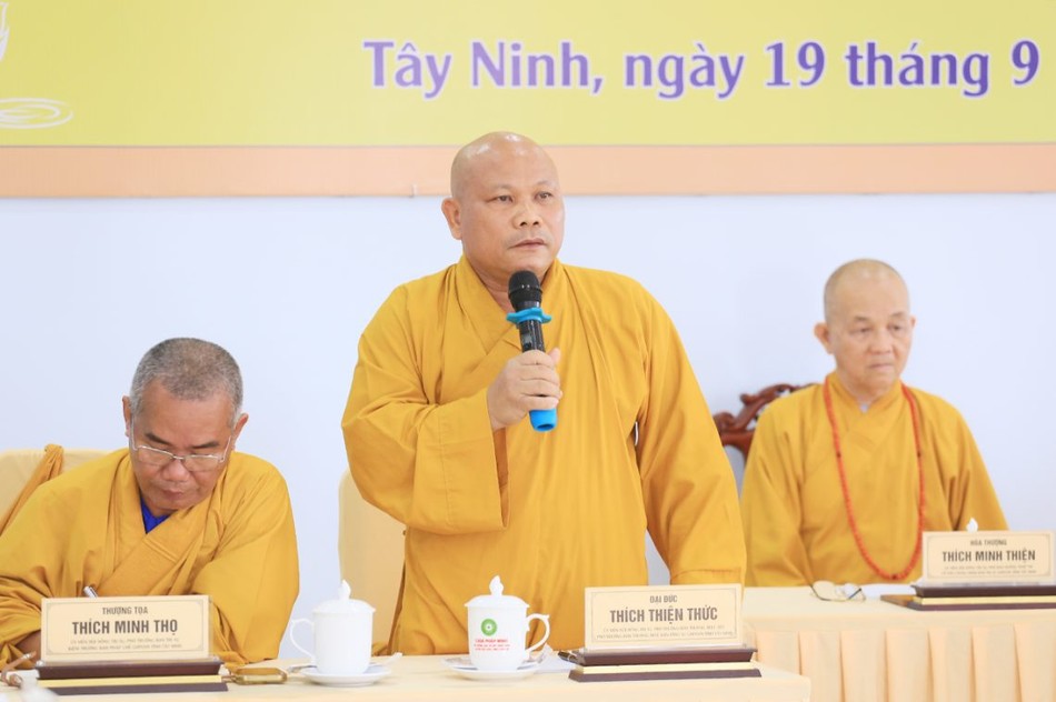 Đại đức Thích Thiện Thức, Phó Trưởng ban Thường trực đóng góp ý kiến Đại đức Thích Thiện Thức, Phó Trưởng ban Thường trực đóng góp ý kiến