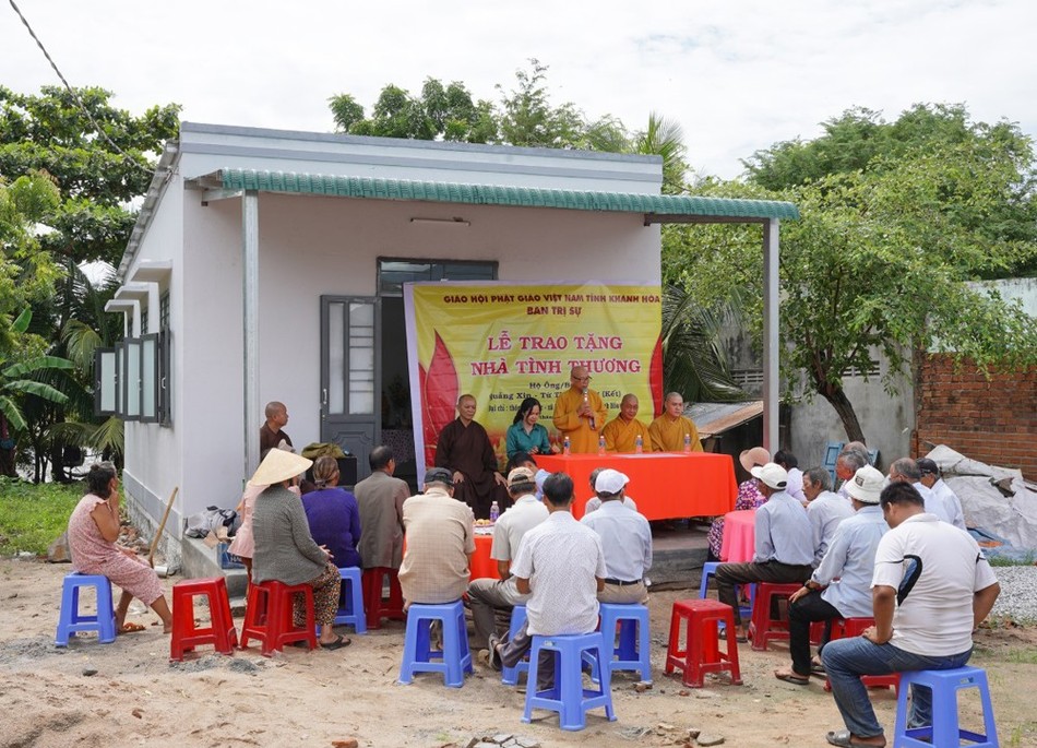 Lễ bàn giao nhà mới đến hộ nghèo Lễ bàn giao nhà mới đến hộ nghèo