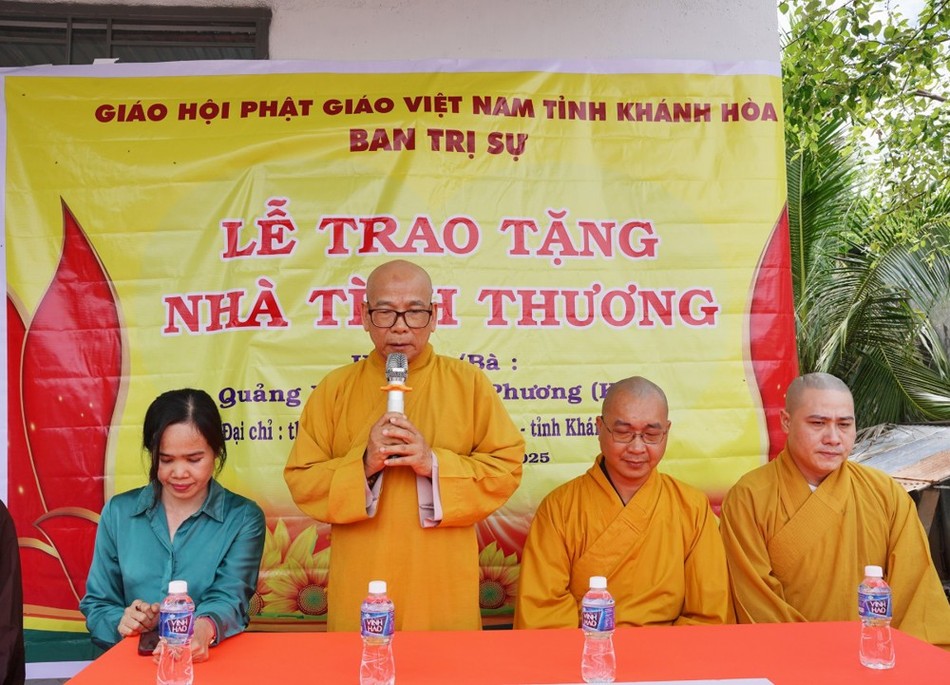 Thượng tọa Thích Hạnh Huệ chúc mừng gia đình có căn nhà mới Thượng tọa Thích Hạnh Huệ chúc mừng gia đình có căn nhà mới