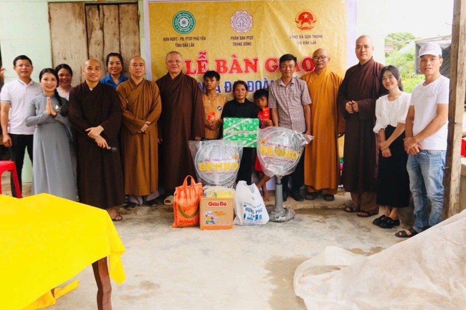 Ban Tổ chức bàn giao nhà đại đoàn kết đến gia đình H’ Phiền, là người đồng bào Ba Na Ban Tổ chức bàn giao nhà đại đoàn kết đến gia đình H’ Phiền, là người đồng bào Ba Na