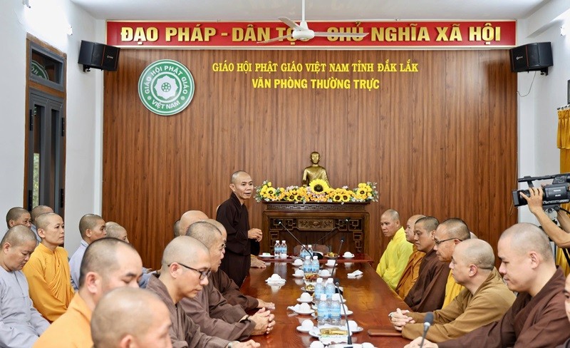 Đây là lần đầu tiên chư tôn đức khu vực phía Tây của tỉnh đến thăm Văn phòng Thường trực - chùa Bảo Tịnh (khu vực phía Đông của tỉnh) Đây là lần đầu tiên chư tôn đức khu vực phía Tây của tỉnh đến thăm Văn phòng Thường trực - chùa Bảo Tịnh (khu vực phía Đông của tỉnh)