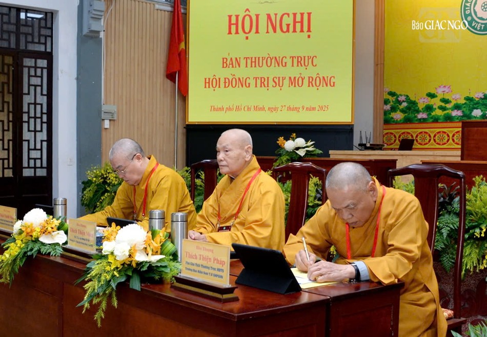 Chư tôn giáo phẩm chủ tọa hội nghị