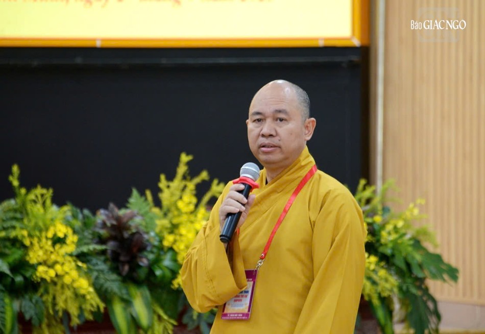 Thượng tọa Thích Đức Thiện báo cáo tại hội nghị