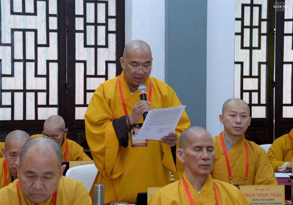 Thượng tọa Thích Phước Nguyên đọc tờ trình đến hội nghị