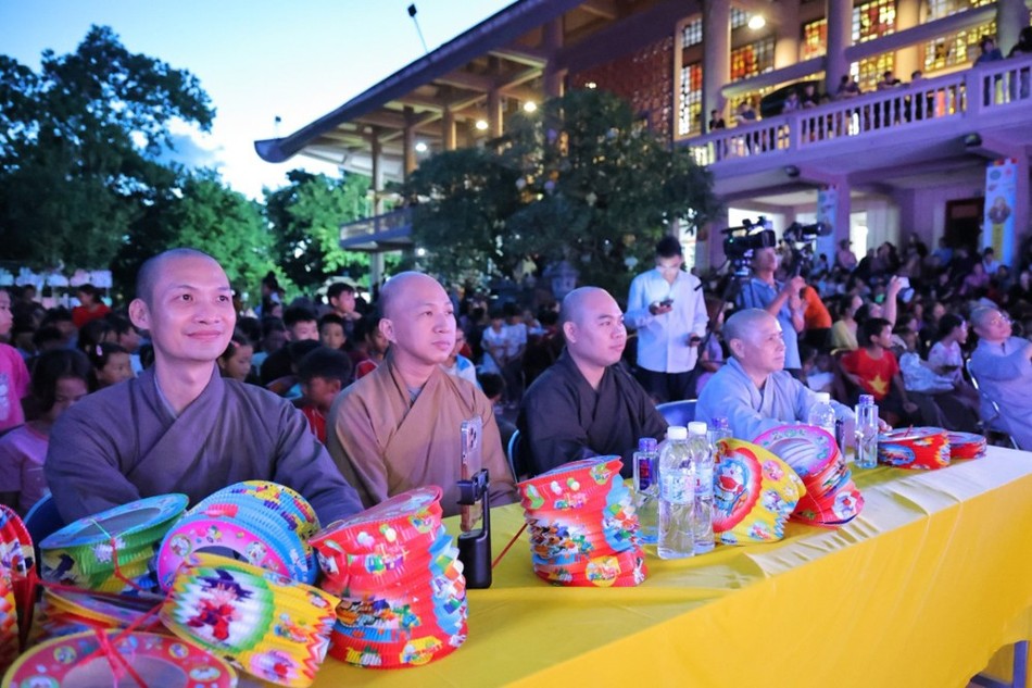 Chư tôn đức tham dự chương trình Chư tôn đức tham dự chương trình