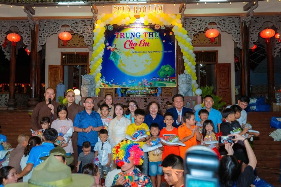 Trao quà cho các em thiếu nhi Trao quà cho các em thiếu nhi